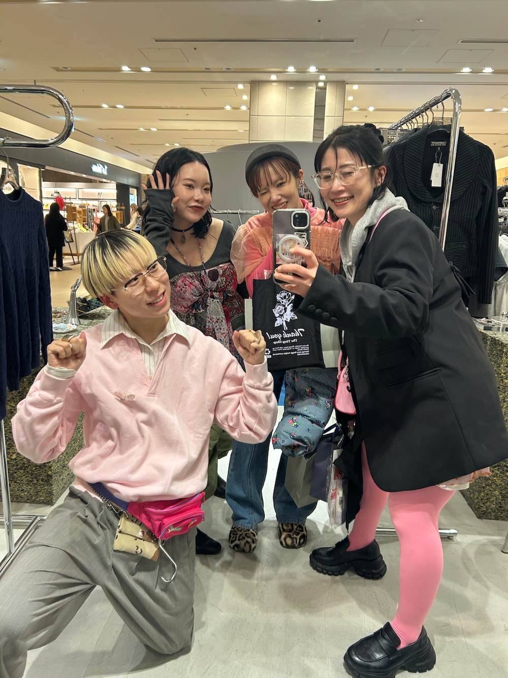 ブラック系のローファー、ブラック系のテーラードジャケット、ピンク系のハンドバッグを着用したレディースの春コーディネートの2枚目の写真