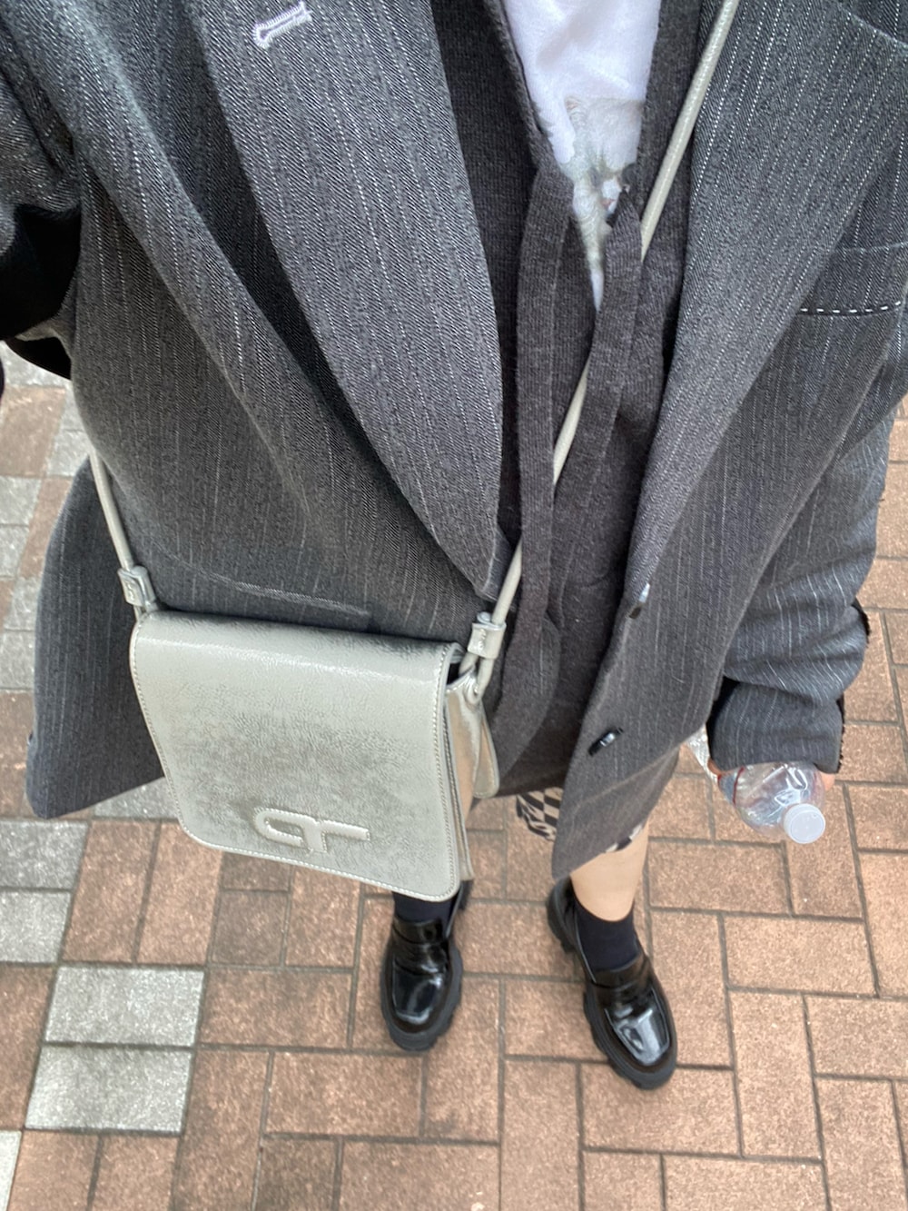 グレー系のその他アウター、ブルー系のTシャツ/カットソー、グレー系のニット/セーターを着用したレディースの冬コーディネートの2枚目の写真