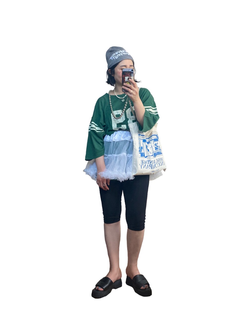グリーン系のTシャツ/カットソー、ホワイト系のファッション雑貨、ブラック系のレギンス/スパッツを着用したレディースの夏コーディネートの2枚目の写真