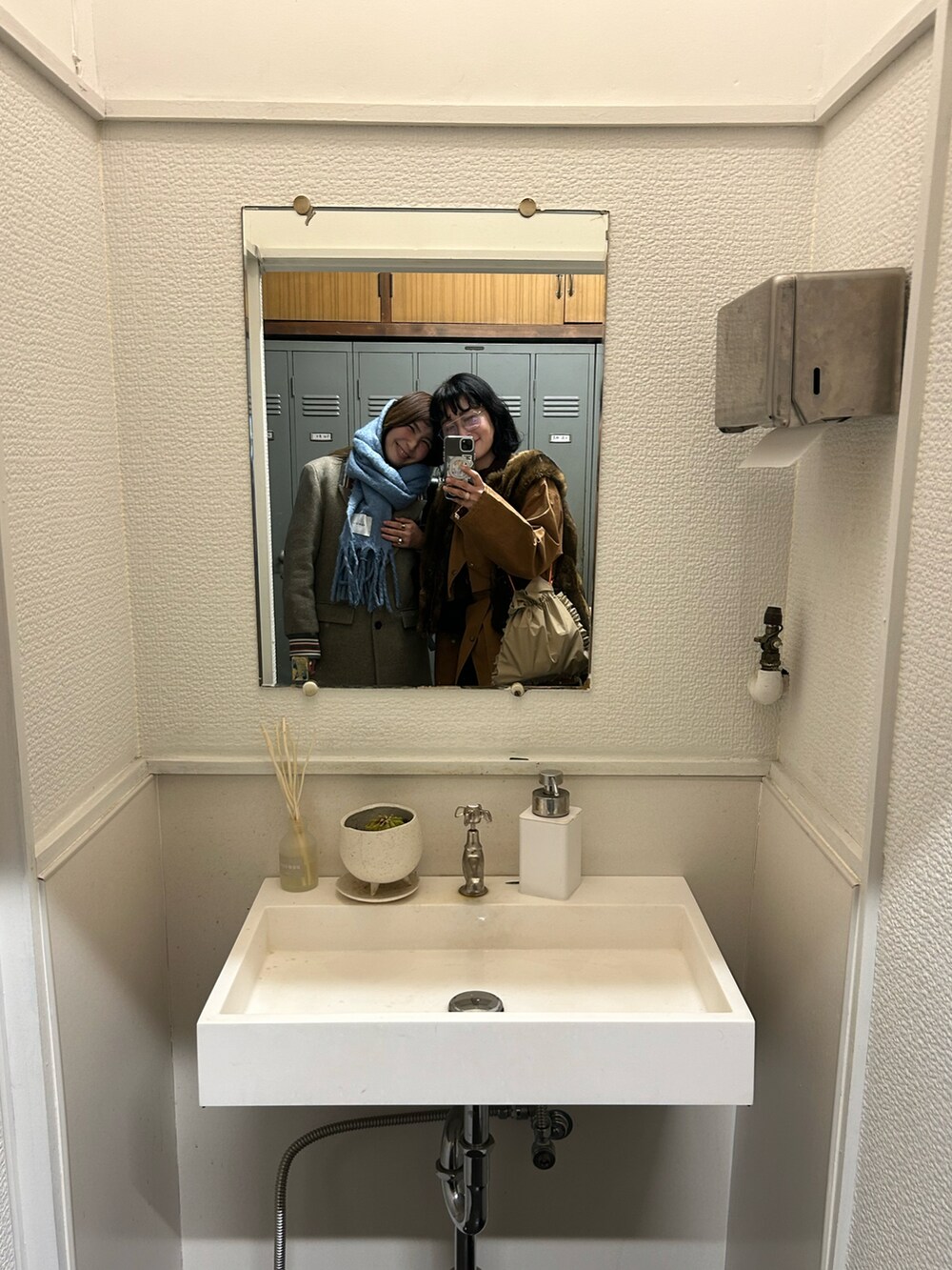 ブラウン系のその他パンツ、ブラウン系のニット/セーター、ブラウン系のベストを着用したレディースの冬コーディネートの2枚目の写真