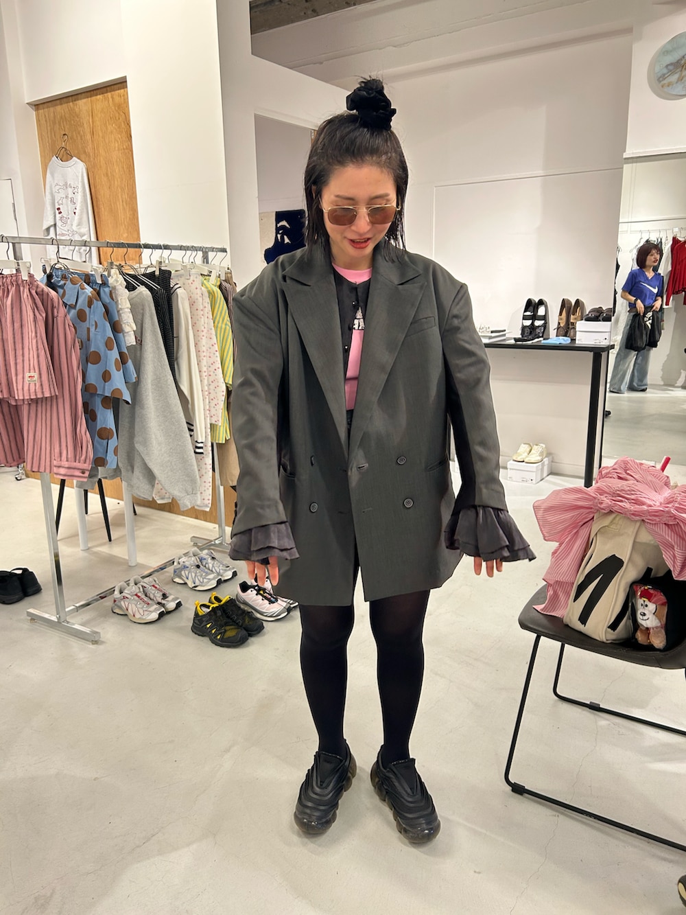 ブラック系のその他パンツ、ピンク系のTシャツ/カットソー、ブラック系のスニーカーを着用したレディースの春コーディネートの3枚目の写真