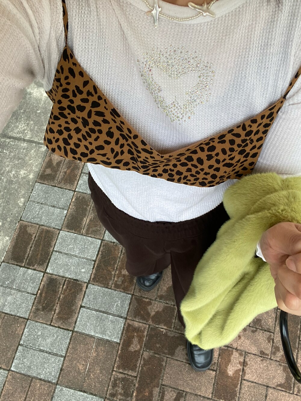 ブラウン系のキャミソール、ホワイト系のTシャツ/カットソー、ブラウン系のスウェットパンツを着用したレディースの秋コーディネートの2枚目の写真