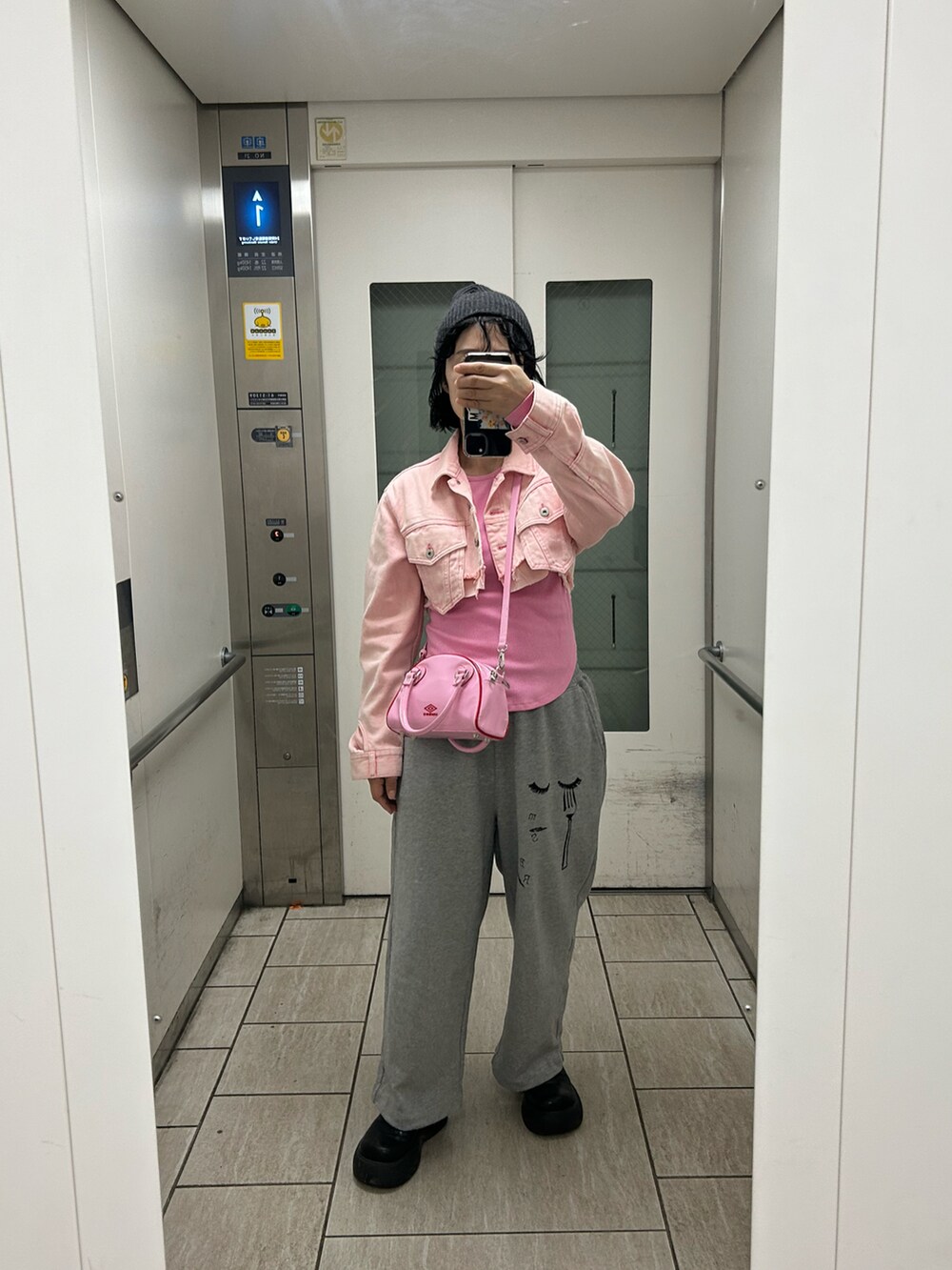 ブラック系のその他シューズ、グレー系のスウェットパンツ、ピンク系のTシャツ/カットソーを着用したレディースの秋コーディネートの2枚目の写真