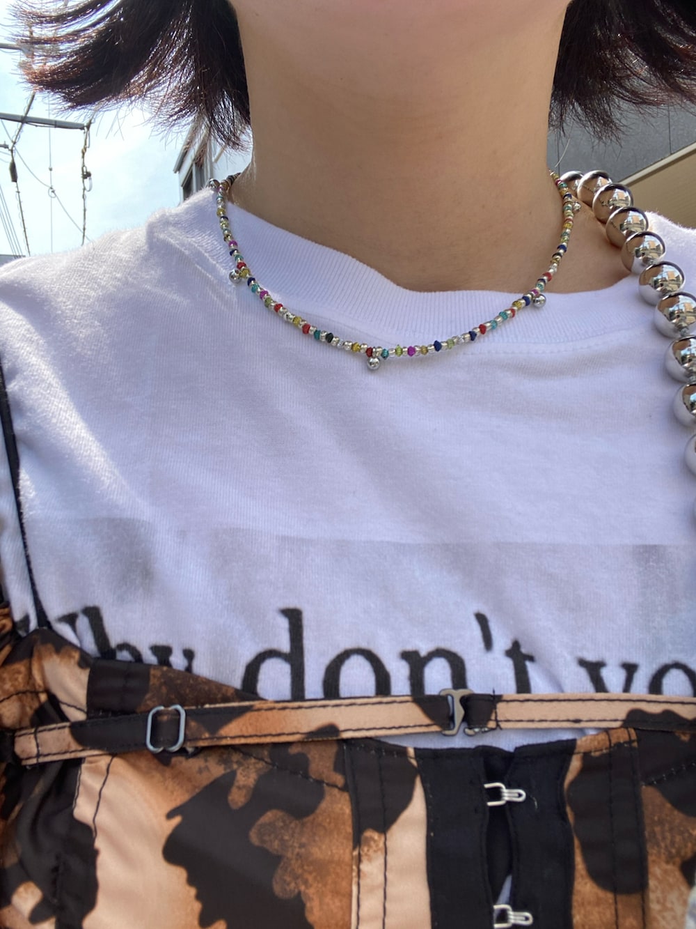 その他のシャツ/ブラウス、ホワイト系のTシャツ/カットソー、ブラック系のスウェットパンツを着用したレディースの夏コーディネートの2枚目の写真