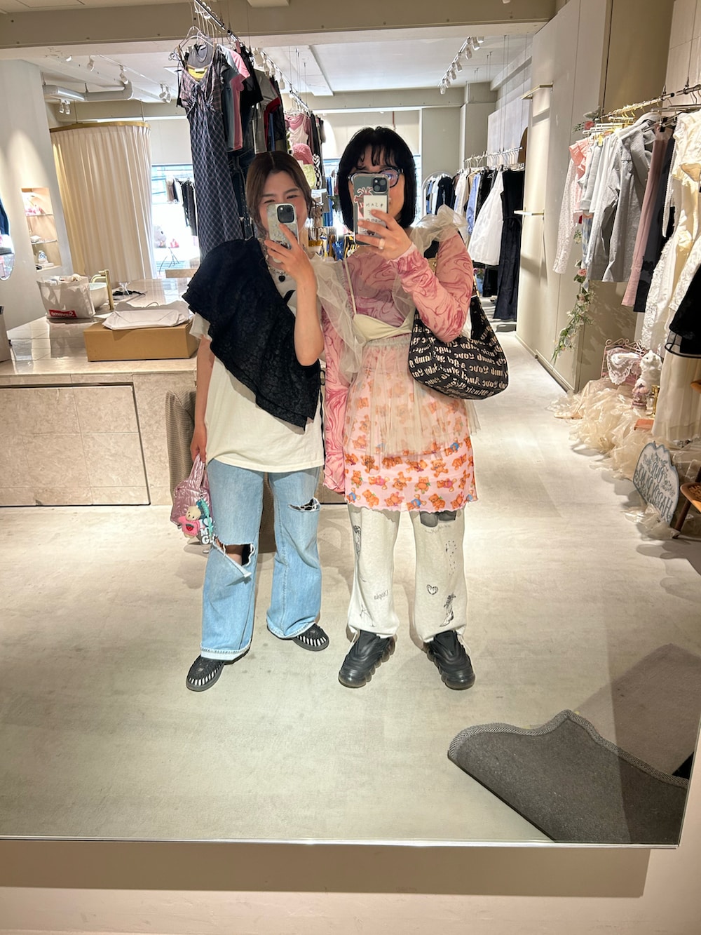 ベージュ系のベスト、ピンク系のTシャツ/カットソー、ピンク系のスカートを着用したレディースの春コーディネートの2枚目の写真