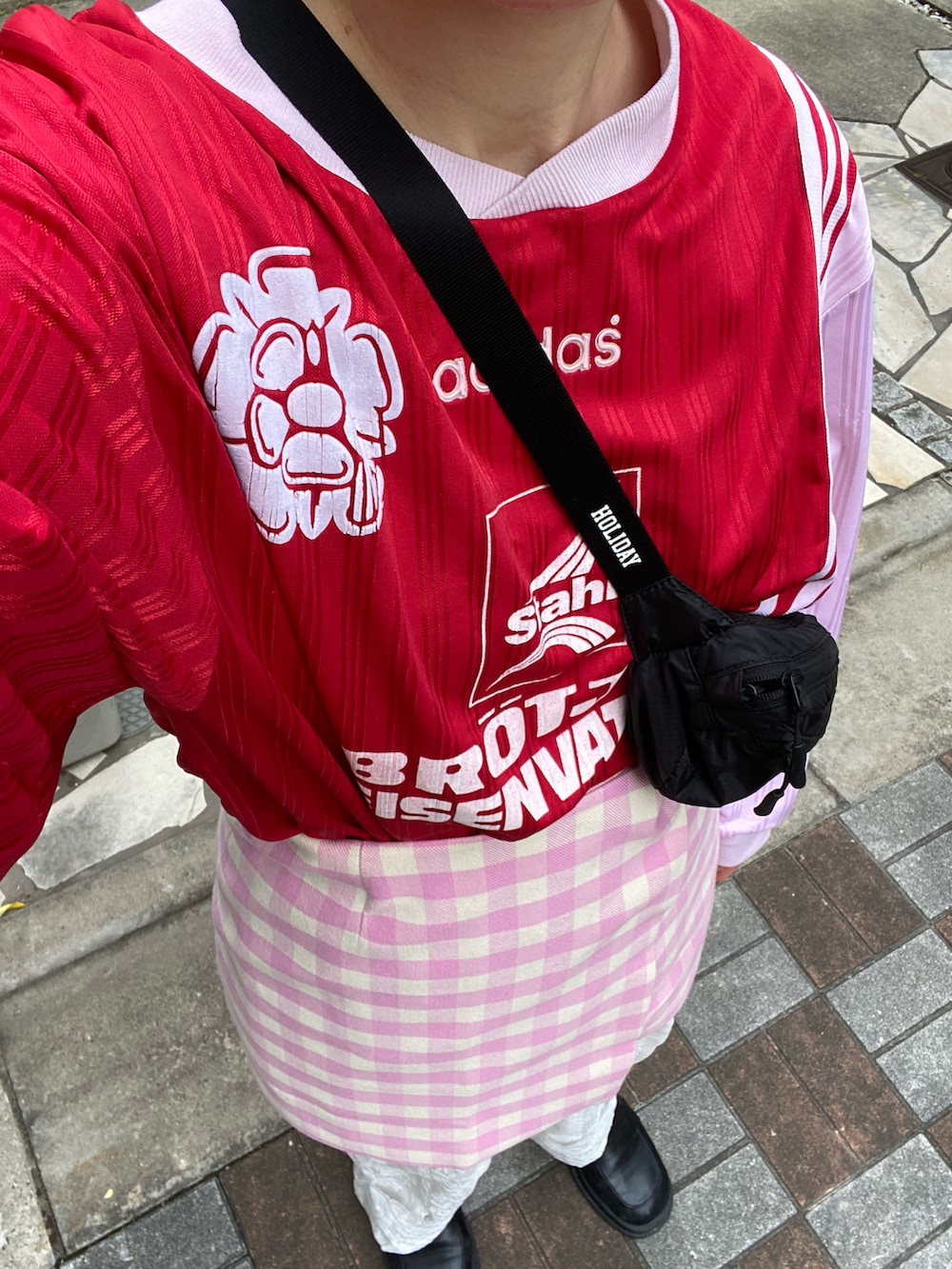 レッド系のTシャツ/カットソー、ピンク系のスカート、ホワイト系のその他パンツを着用したレディースの春コーディネートの2枚目の写真