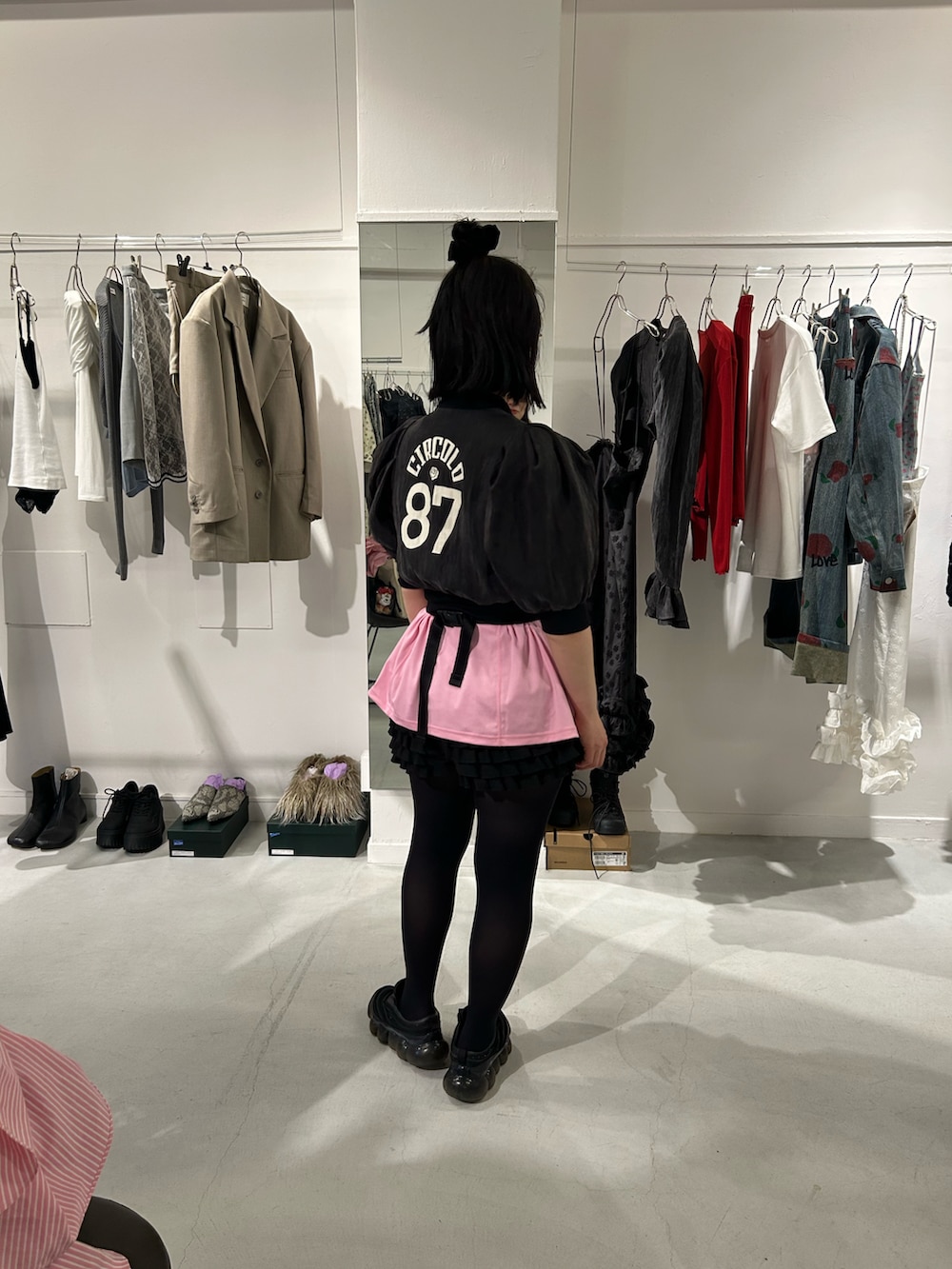 ブラック系のその他パンツ、ピンク系のTシャツ/カットソー、ブラック系のスニーカーを着用したレディースの春コーディネートの4枚目の写真