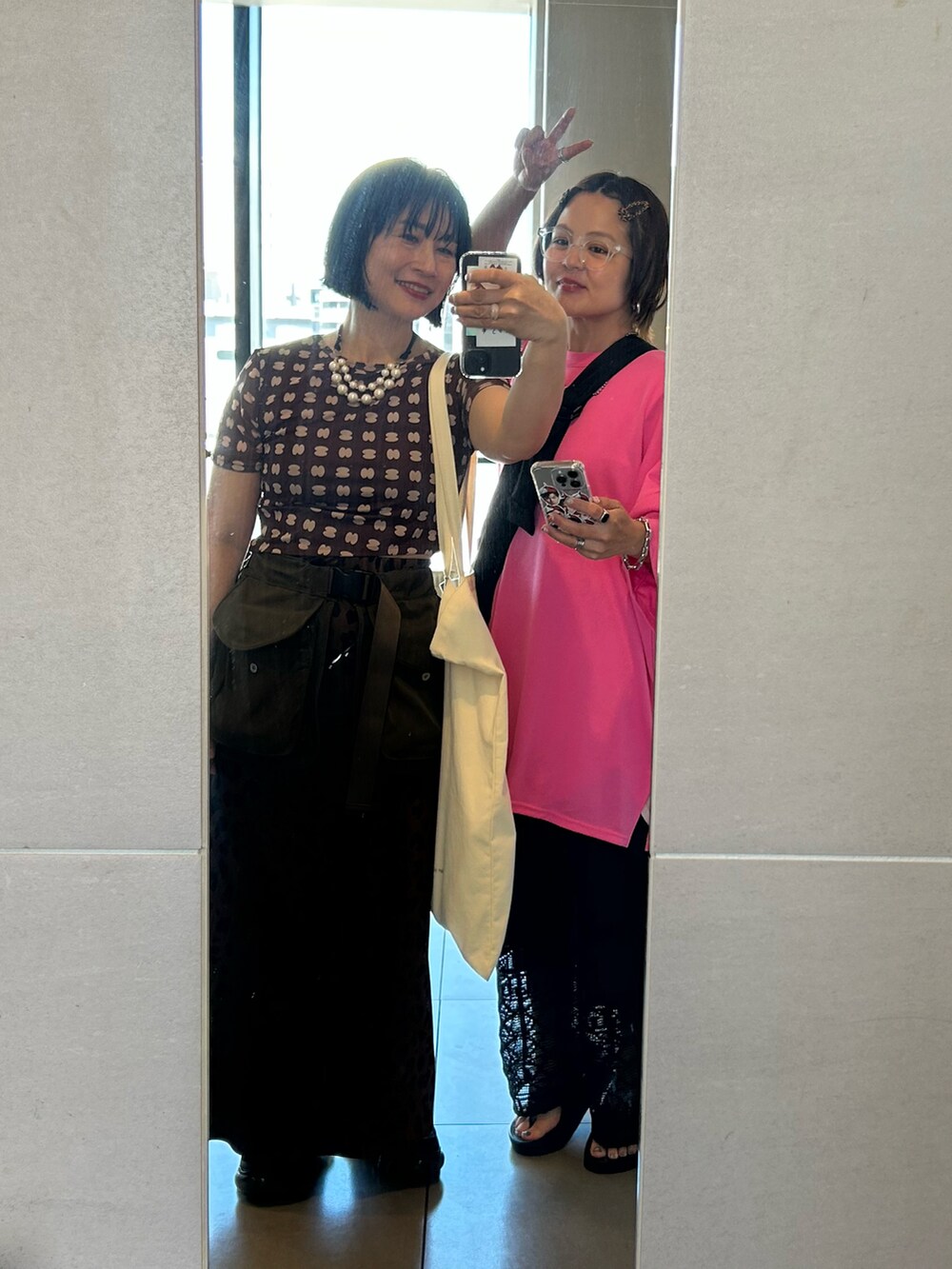 その他のスカート、グリーン系のボディバッグ/ウエストポーチ、ブラック系のスニーカーを着用したレディースの夏コーディネートの2枚目の写真