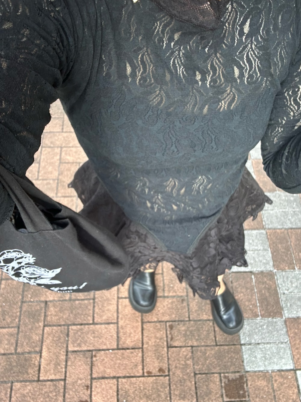 ブラック系のその他パンツ、ブラック系のその他シューズ、ブラック系のTシャツ/カットソーを着用したレディースの夏コーディネートの2枚目の写真