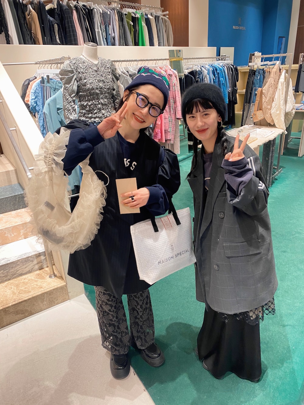 ブルー系のチュニック、ブルー系のスウェット、グレー系のその他パンツを着用したレディースの春コーディネートの2枚目の写真