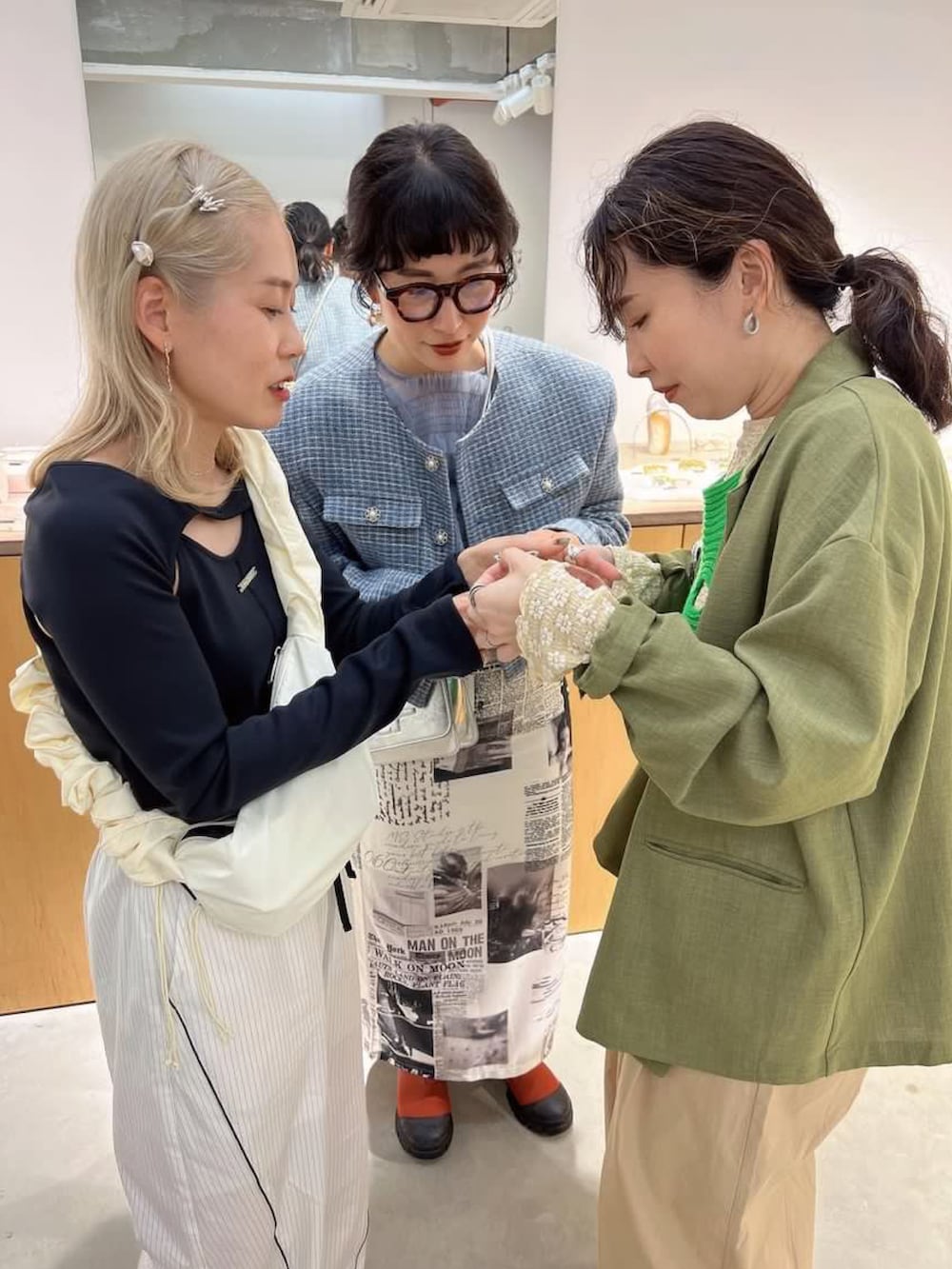 グレー系のノーカラージャケット、ホワイト系のワンピース、シルバー系のショルダーバッグを着用したレディースの春コーディネートの4枚目の写真