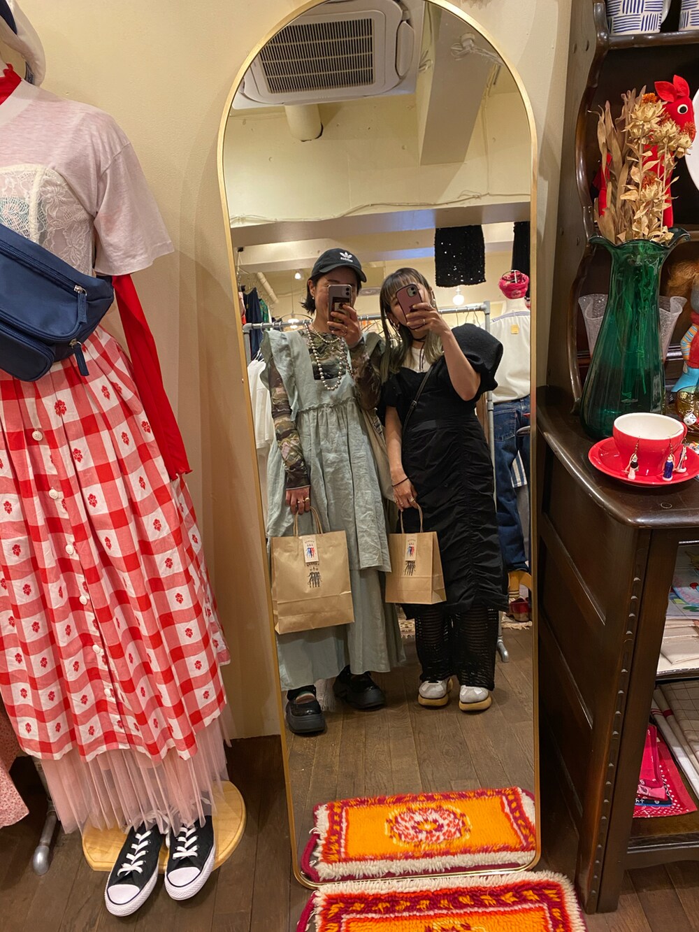 グリーン系のワンピース、グリーン系のその他トップス、ブラック系のスニーカーを着用したレディースの夏コーディネートの2枚目の写真