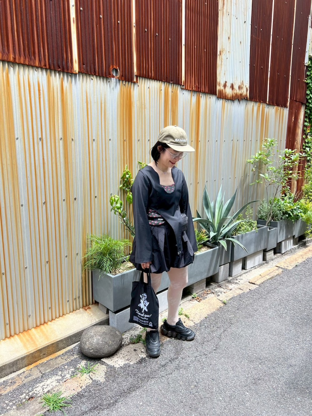 ブラック系のその他パンツ、ブラック系のボディバッグ/ウエストポーチ、ブラック系のシャツ/ブラウスを着用したレディースの春コーディネートの2枚目の写真