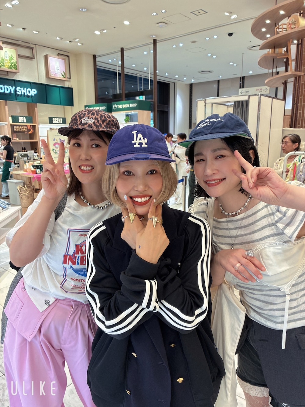 ブラック系のその他パンツ、ブラック系のスニーカー、ホワイト系のTシャツ/カットソーを着用したレディースの夏コーディネートの2枚目の写真