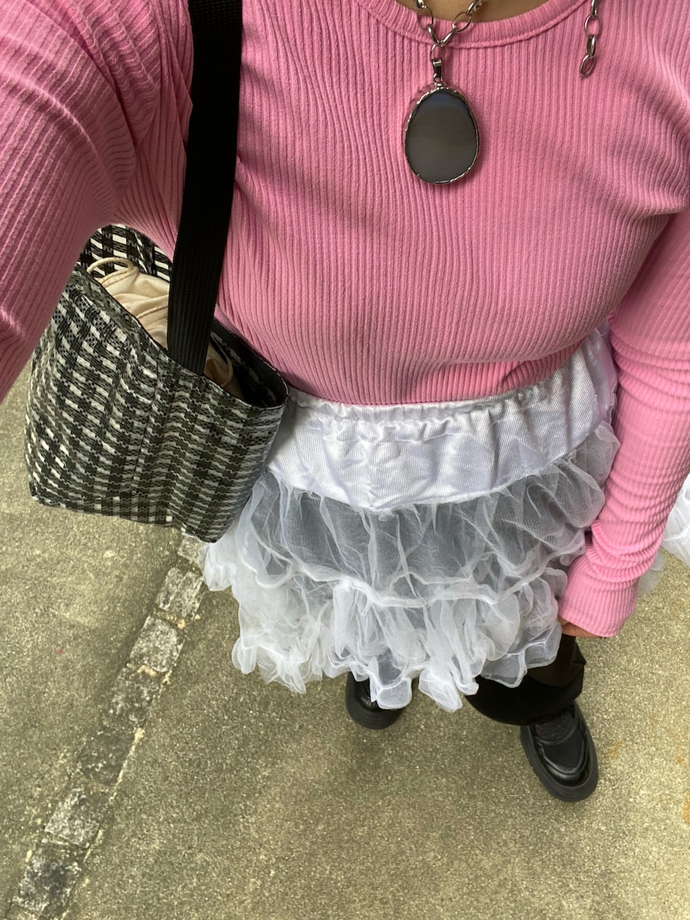 ピンク系のTシャツ/カットソー、ブラック系のスウェットパンツ、ブラック系のショルダーバッグを着用したレディースの秋コーディネートの2枚目の写真