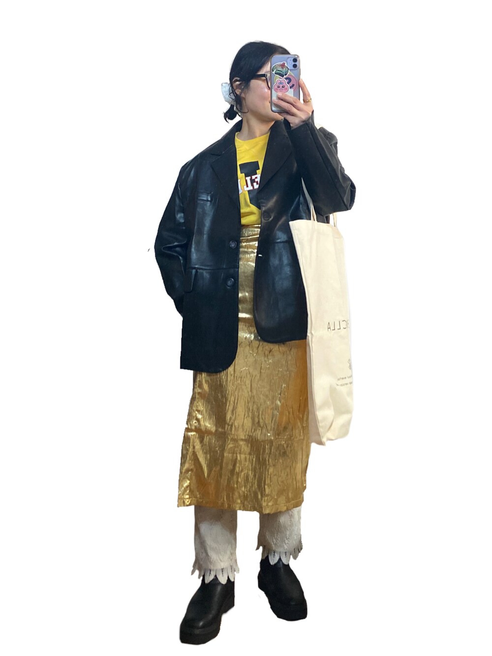 ブラック系のその他アウター、ゴールド系のスカート、ホワイト系のその他パンツを着用したレディースの冬コーディネートの2枚目の写真