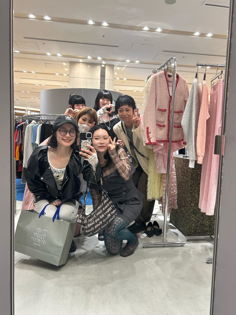 ブラック系のライダースジャケット、ブラック系のローファー、ホワイト系のTシャツ/カットソーを着用したレディースの春コーディネートの2枚目の写真