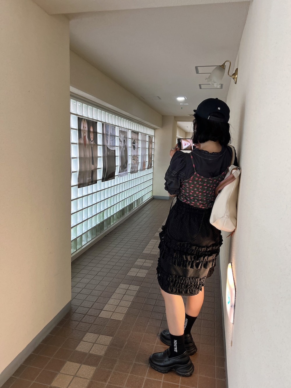ブラック系のローファー、グレー系のキャミソール、ブラック系のワンピースを着用したレディースの夏コーディネートの3枚目の写真