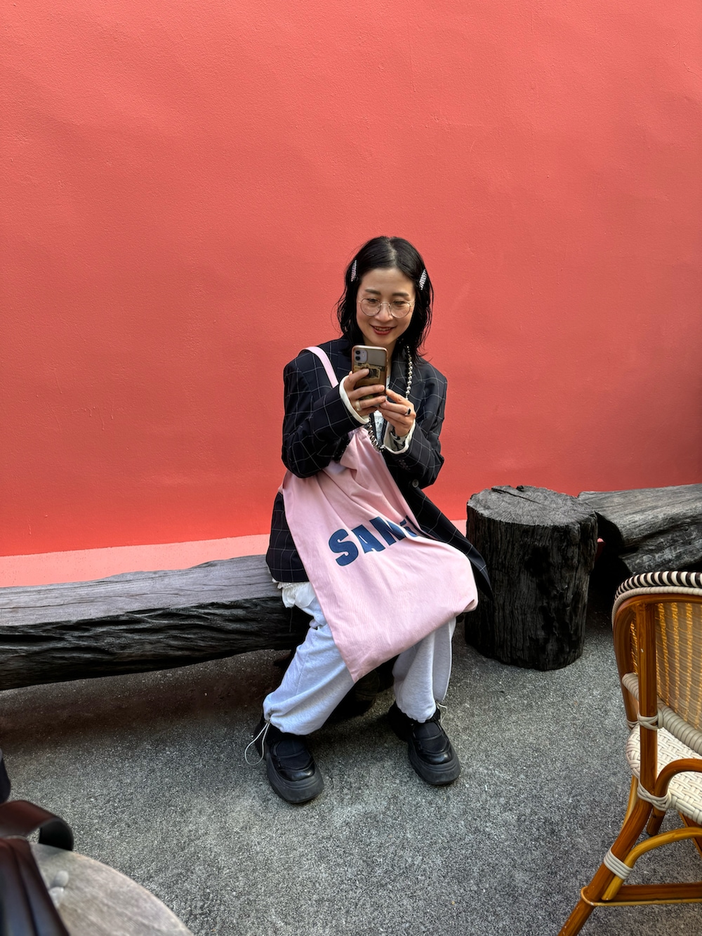 ブルー系のテーラードジャケット、ホワイト系のタンクトップ、ホワイト系のTシャツ/カットソーを着用したレディースの秋コーディネートの3枚目の写真