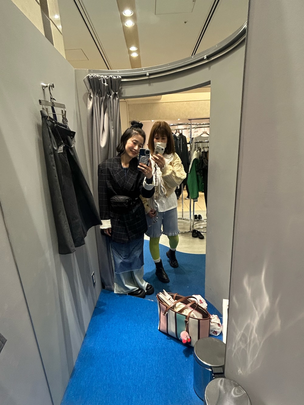 ブラック系のボディバッグ/ウエストポーチ、ブラック系のその他シューズ、ブルー系のテーラードジャケットを着用したレディースの春コーディネートの2枚目の写真