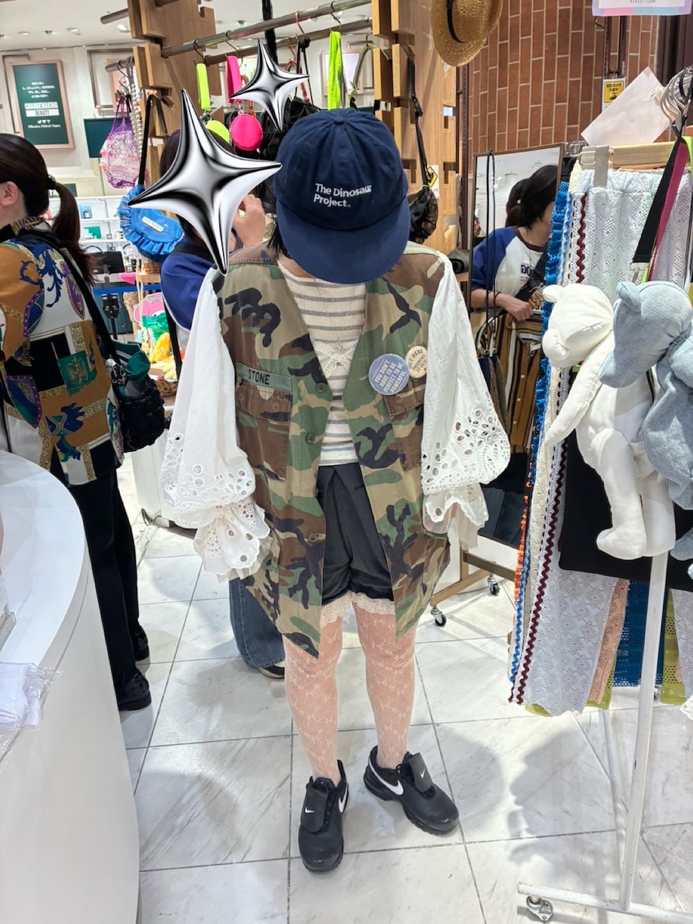 ブラック系のその他パンツ、ブラック系のスニーカー、ホワイト系のTシャツ/カットソーを着用したレディースの夏コーディネートの3枚目の写真