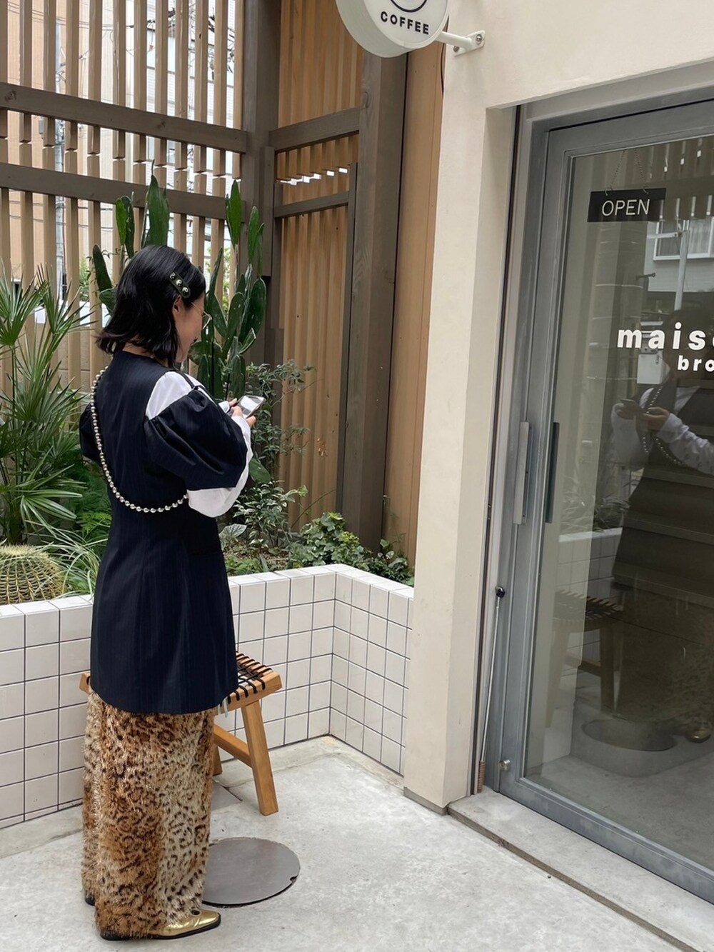 ブルー系のチュニック、ホワイト系のTシャツ/カットソー、ブルー系のスカートを着用したレディースの秋コーディネートの4枚目の写真