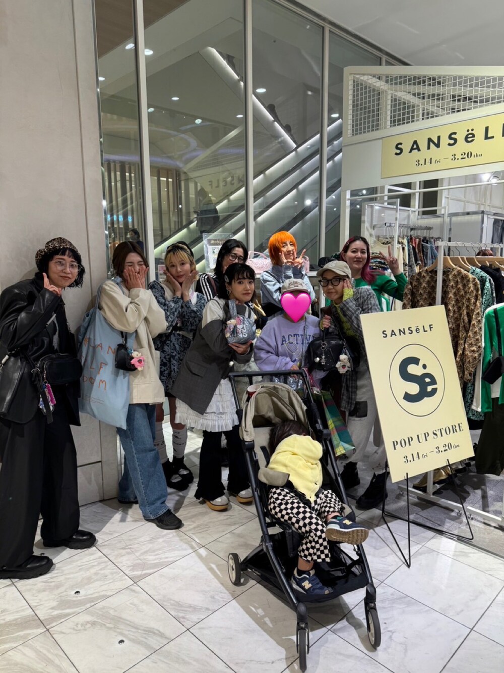ブラック系のジャージ、ホワイト系のTシャツ/カットソー、ホワイト系のスカートを着用したレディースの春コーディネートの2枚目の写真