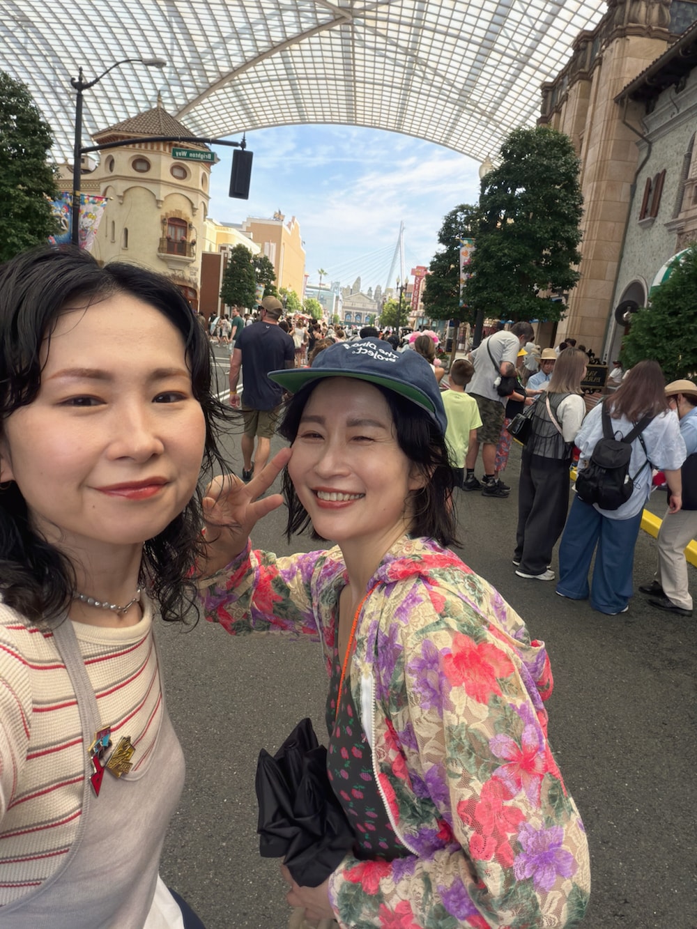 ホワイト系のその他パンツ、ブラック系のスニーカー、グレー系のキャミソールを着用したレディースの夏コーディネートの3枚目の写真