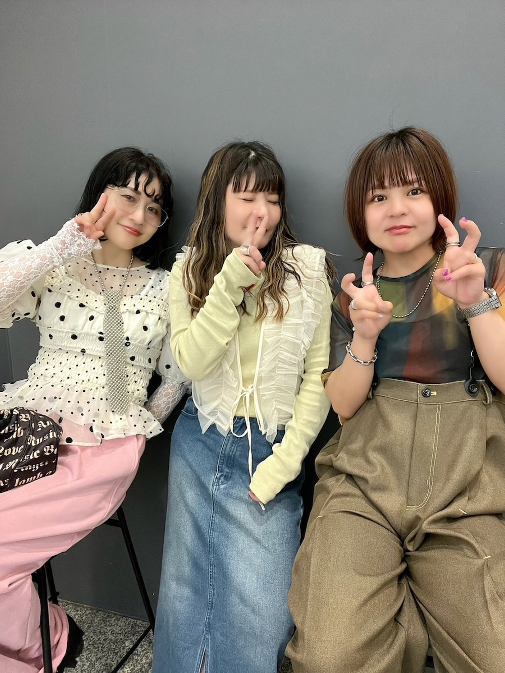 その他のシャツ/ブラウス、ホワイト系のTシャツ/カットソー、ピンク系のスウェットパンツを着用したレディースの春コーディネートの3枚目の写真