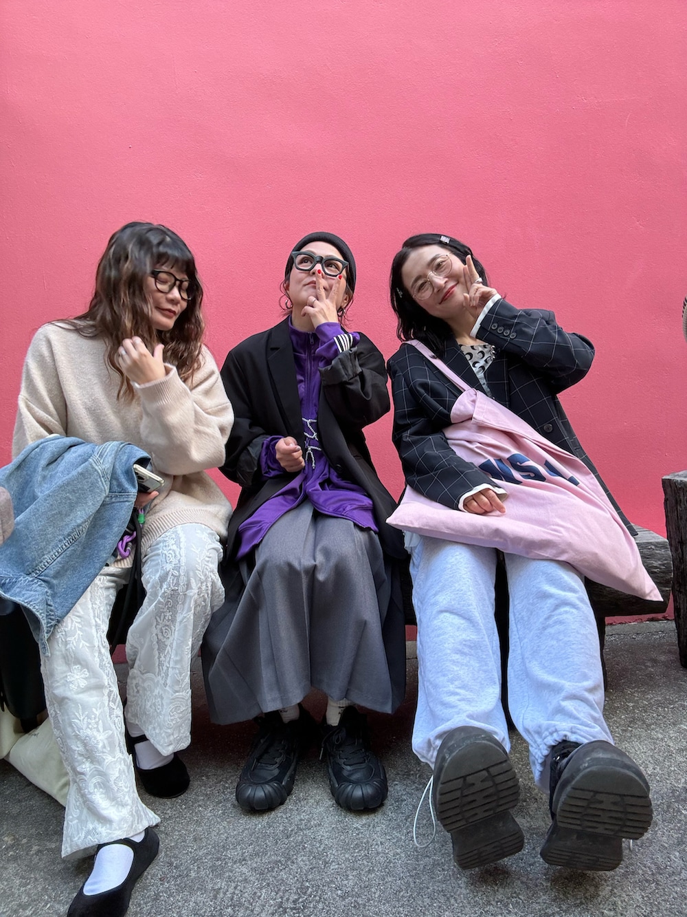 ブルー系のテーラードジャケット、ホワイト系のタンクトップ、ホワイト系のTシャツ/カットソーを着用したレディースの秋コーディネートの2枚目の写真