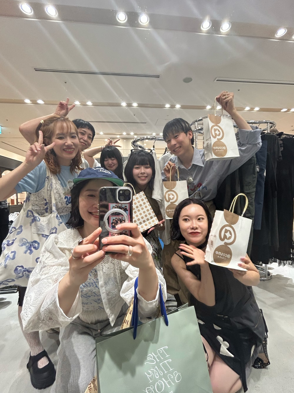 ブラック系のスニーカー、ホワイト系のTシャツ/カットソー、ホワイト系のその他アウターを着用したレディースの夏コーディネートの2枚目の写真
