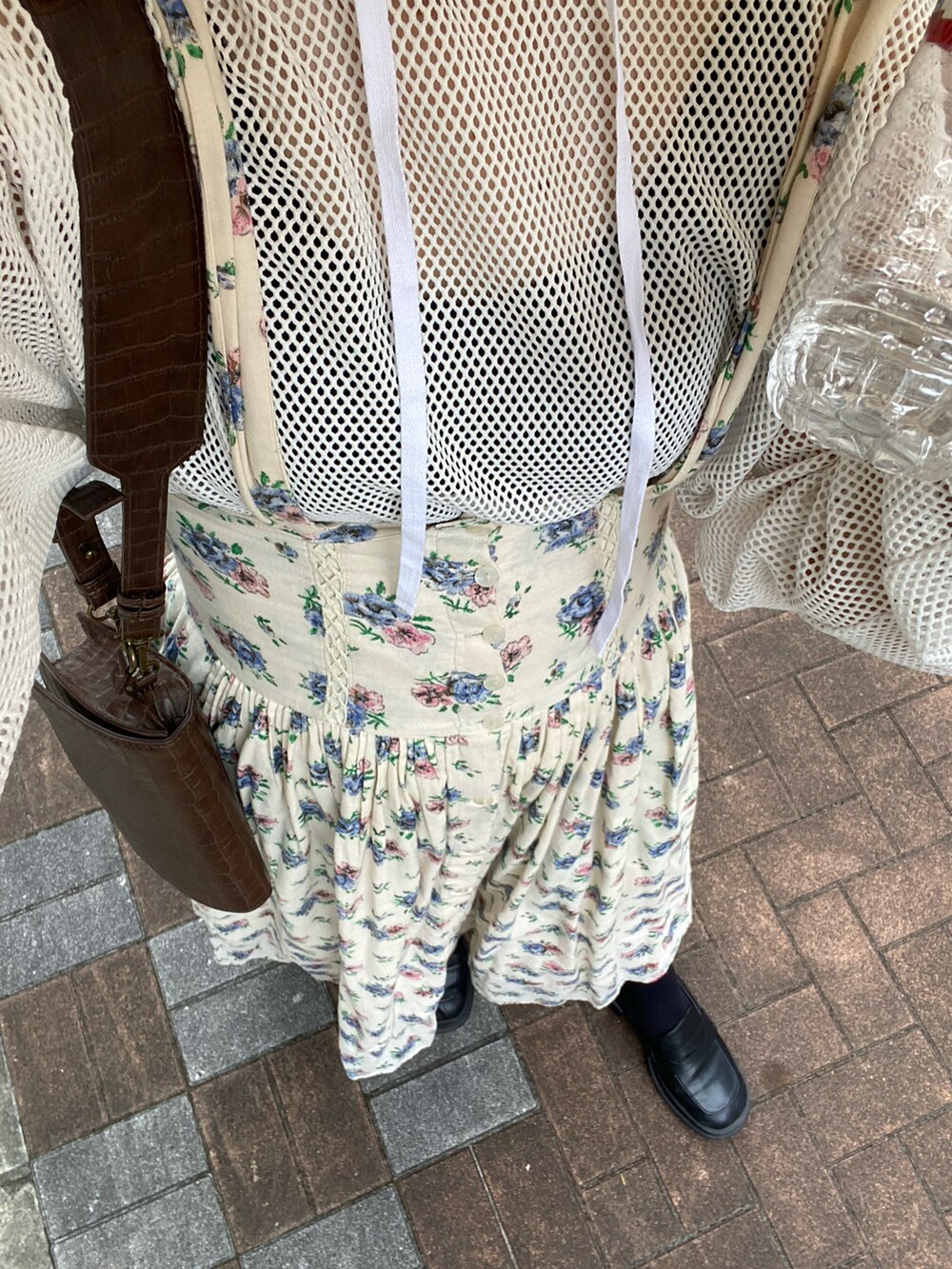 ホワイト系のその他トップス、ホワイト系のスカート、ブラック系のローファーを着用したレディースの秋コーディネートの2枚目の写真