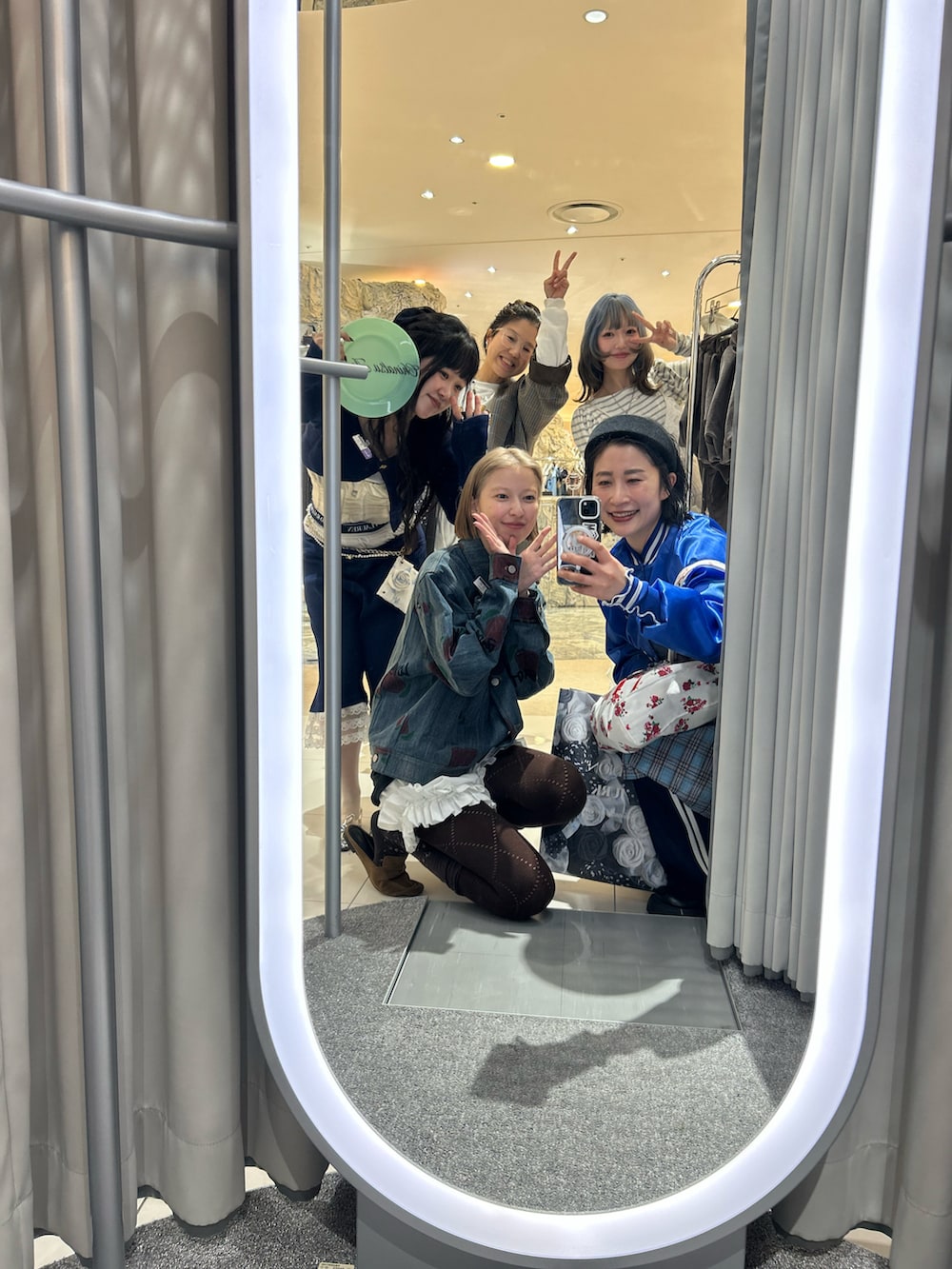 ブルー系のTシャツ/カットソー、ブラック系のその他シューズ、ブルー系のその他パンツを着用したレディースの春コーディネートの2枚目の写真