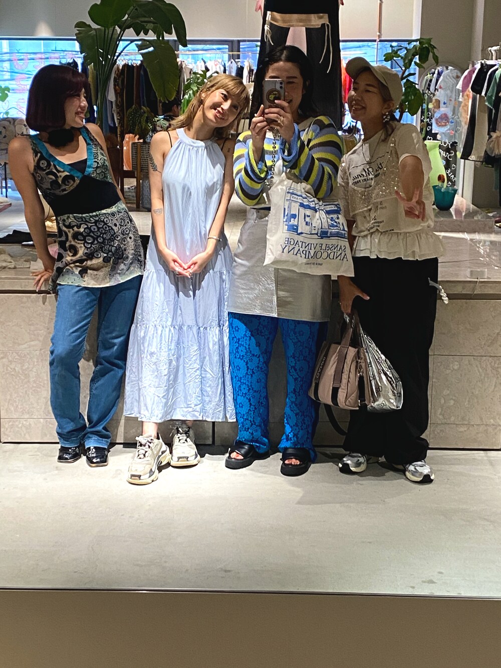 ブルー系のTシャツ/カットソー、シルバー系のスカート、ブルー系のその他パンツを着用したレディースの夏コーディネートの2枚目の写真