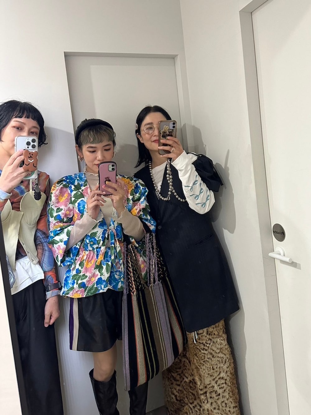 ブルー系のチュニック、ホワイト系のTシャツ/カットソー、ブルー系のスカートを着用したレディースの秋コーディネートの2枚目の写真