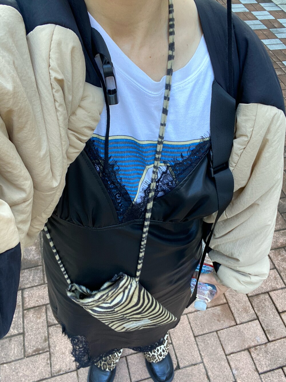 ホワイト系のTシャツ/カットソー、ベージュ系のその他アウター、ブラック系のワンピースを着用したレディースの秋コーディネートの2枚目の写真