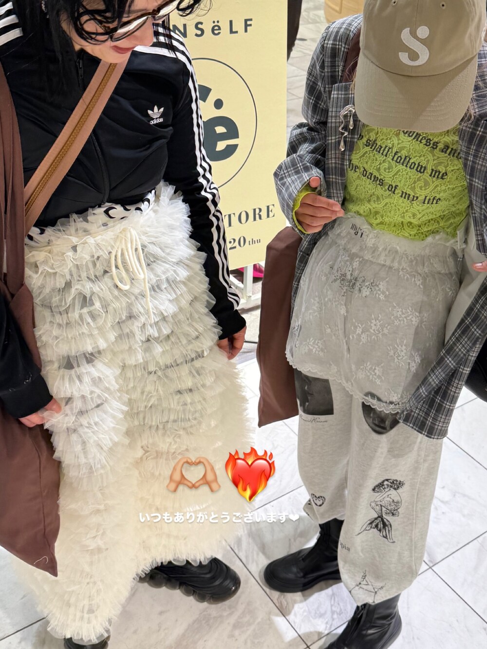ブラック系のジャージ、ホワイト系のTシャツ/カットソー、ホワイト系のスカートを着用したレディースの春コーディネートの4枚目の写真