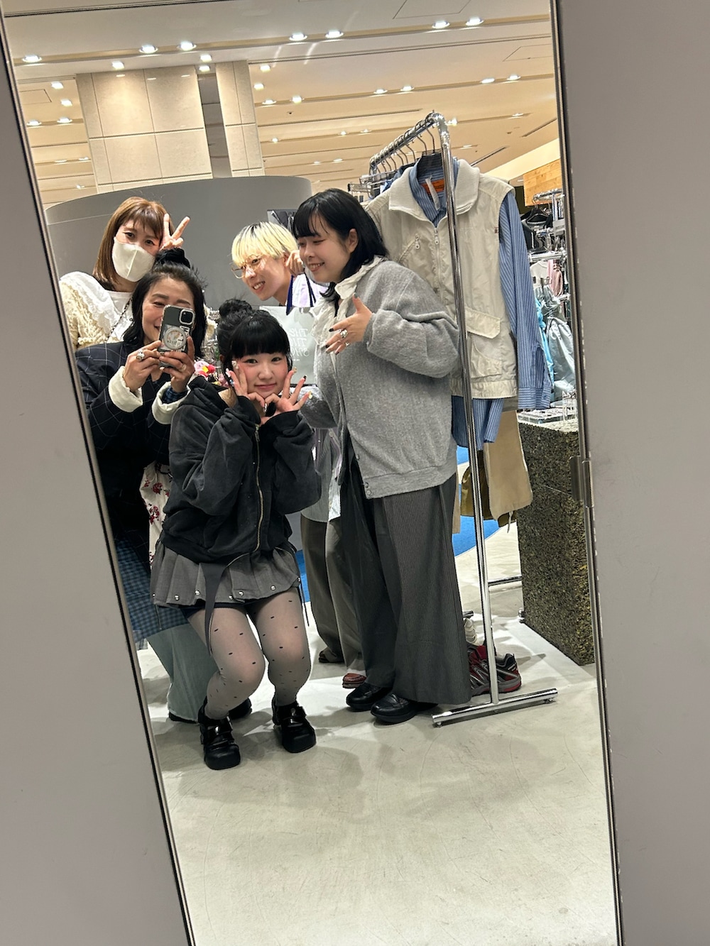 ブラック系のボディバッグ/ウエストポーチ、ブラック系のその他シューズ、ブルー系のテーラードジャケットを着用したレディースの春コーディネートの3枚目の写真