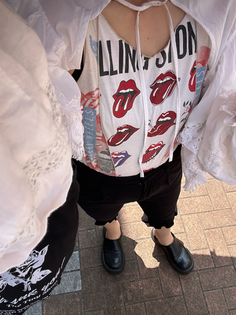 ブラック系のその他パンツ、ブラック系のその他シューズ、ホワイト系のシャツ/ブラウスを着用したレディースの夏コーディネートの2枚目の写真