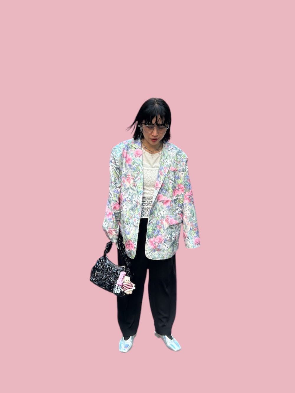 その他のその他アウター、ホワイト系のタンクトップ、ホワイト系のTシャツ/カットソーを着用したレディースの春コーディネートの2枚目の写真