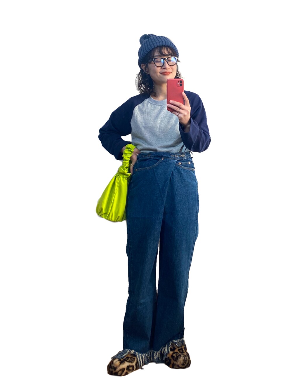 ベージュ系のテーラードジャケット、ブルー系のTシャツ/カットソー、ブルー系のデニムパンツを着用したレディースの冬コーディネートの2枚目の写真