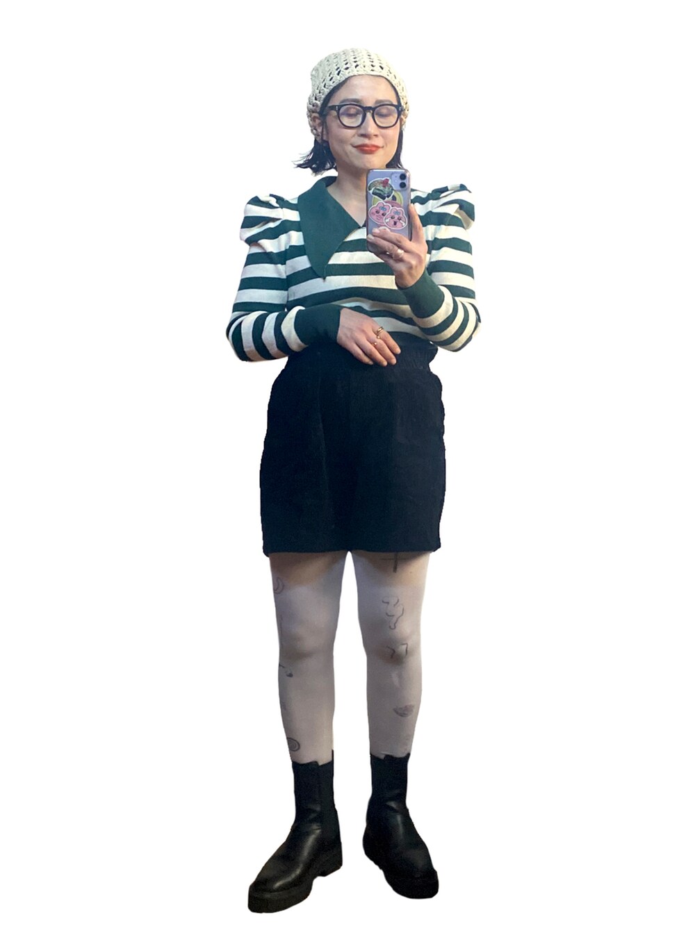 ブラック系のテーラードジャケット、グリーン系のニット/セーター、ブラック系のその他パンツを着用したレディースの冬コーディネートの2枚目の写真