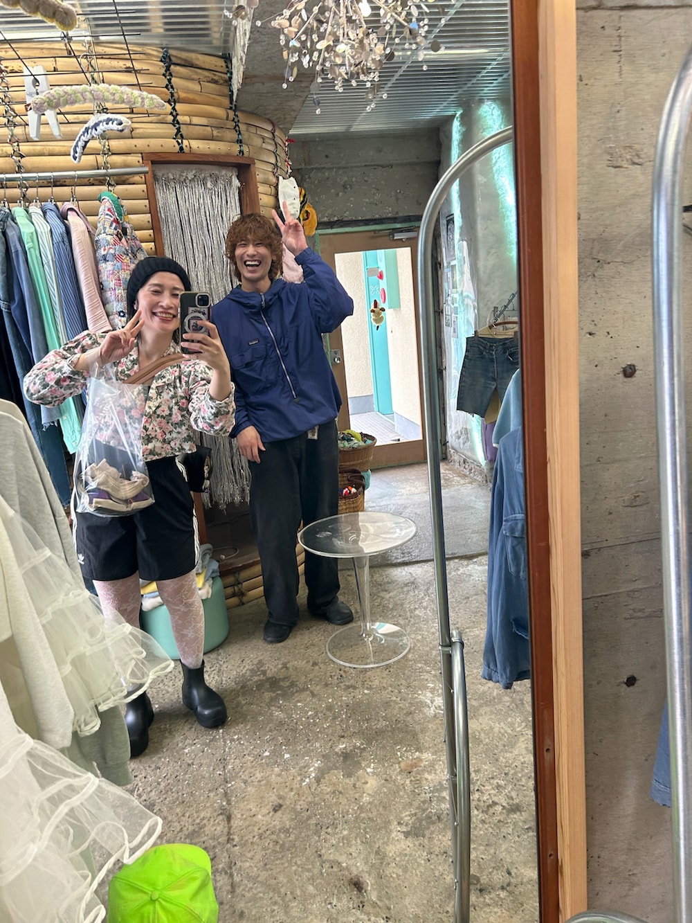 ブラック系のレインシューズ、ブラック系のスウェットパンツ、その他のその他アウターを着用したレディースの秋コーディネートの2枚目の写真