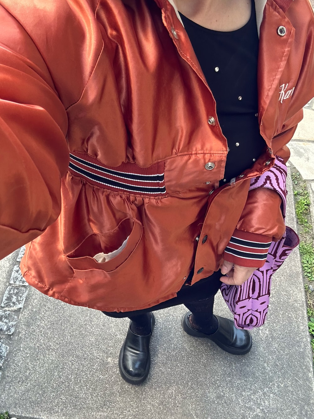 ブラック系のその他パンツ、ブラック系のその他シューズ、ホワイト系のTシャツ/カットソーを着用したレディースの春コーディネートの2枚目の写真