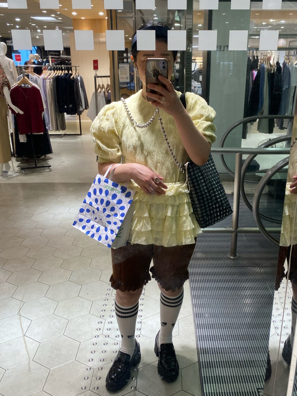 イエロー系のその他トップス、イエロー系のベスト、ブラウン系のその他パンツを着用したレディースの夏コーディネートの2枚目の写真