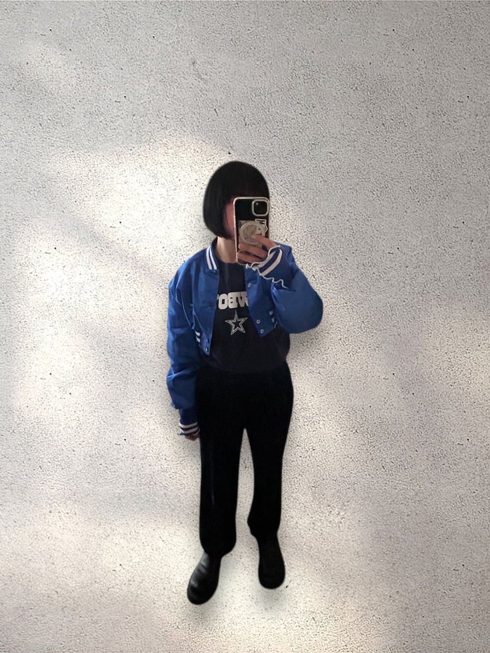 ブラック系のその他シューズ、グレー系のその他アウター、ブルー系のその他パンツを着用したレディースの冬コーディネートの2枚目の写真