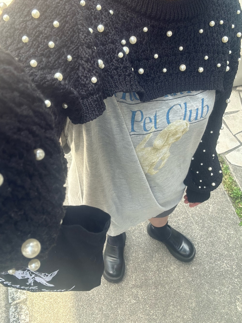グレー系のその他パンツ、ブラック系のその他シューズ、ブラック系のカーディガン/ボレロを着用したレディースの春コーディネートの2枚目の写真