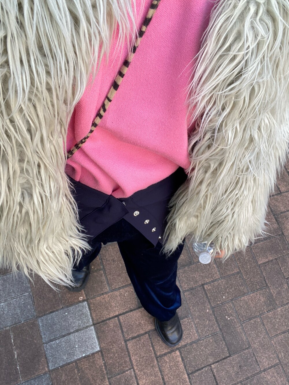 グレー系のその他アウター、ピンク系のニット/セーター、ブルー系のベストを着用したレディースの冬コーディネートの2枚目の写真