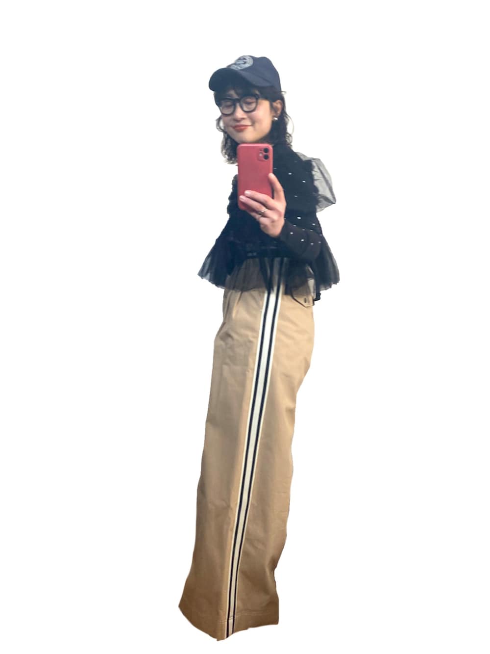 ブラック系のその他トップス、ホワイト系のTシャツ/カットソー、ベージュ系のチノパンツを着用したレディースの冬コーディネートの2枚目の写真