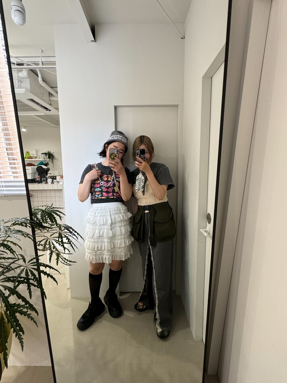 ブラック系のその他トップス、ブラック系のTシャツ/カットソー、ホワイト系のスカートを着用したレディースの夏コーディネートの2枚目の写真